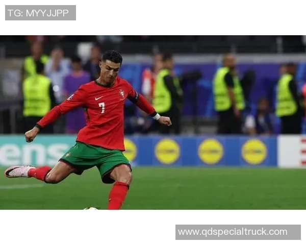 明星花式模仿足球巨星动作引爆全场欢乐氛围