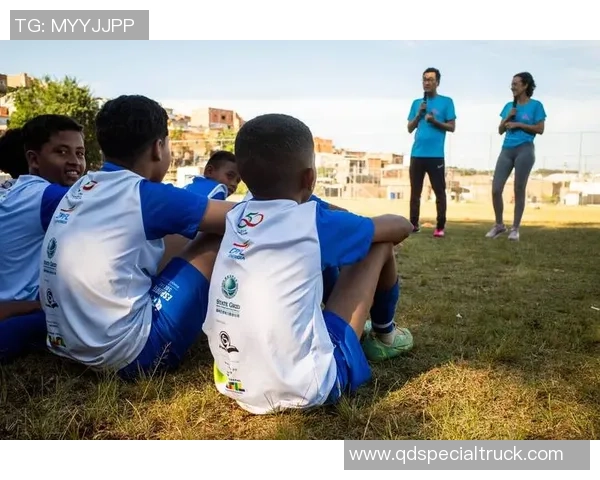 老球星再聚绿茵情谊深厚经典合影记录足球岁月风采