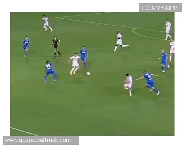 足球巨星赛场开场瞬间全景展现激情动作集锦震撼来袭